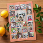 21 Photo Collage – グリッドと追加文字 – サンゴ キッチンタオル<br><div class="desc">基本的な背景を持つデザイン。最大21の正方形の写真を使用して、個人的なギフトを作成ユニークする。文字を追加する領域を持つおもしろいグリッド。変更をもし行うには、ツークリックルの写真を調整する必要がある。</div>