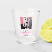 21st Birthday Twenty One Photo Trendy Script Pink ショットグラス (正面)
