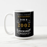 21th誕生日2002あなたの名前を追加レジェンダリーコーヒー コーヒーマグカップ<br><div class="desc">2002年生まれの彼らと彼らの誕生日祝のために私たちは理想的な誕生日のマグカップを持っている。白と金ゴールドのデザインの黒い背景はシンプルレトロエレガントなレトロな感じもの。提供さカスタマイズれたテンプレートを使用して容易に文字。さらに多くのギフトやパーティー用品は、店の"伝説"のデザインで利用可能。</div>