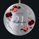 21th birthday silver burgundy flowers name geo セラミックオーナメント<br><div class="desc">名前、日付、および年齢21のテンプレートと21歳の21歳の誕生日オーナメント。トレンディーボヘミアンボホスタイル。バー飾グンディとピンクの水色のバラで前面と背面フェイクの両方の背景にグラマラスで光沢のある銀色のメタリック。銀のフェイク幾何学模様。誕生日プレゼント、記念品、またはパーティー誕生日パーティーの装飾の両方として完璧。冬の誕生日に最適！</div>