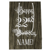 22番目の誕生日: ファンシー, フェイク Wood Look +名前をカスタムする ミディアムペーパーバッグ (裏面)