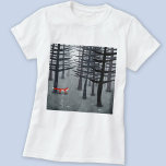 224.キツネと森 Tシャツ<br><div class="desc">暗い森の中の松の木々の下に、一匹野生の赤いキツネが立っている。動物、絵画自然、野生動物愛好家のための風景。</div>