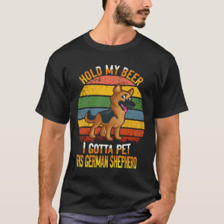22 ビールを取って、このジャーマンシェパードを撫でさせて Tシャツ