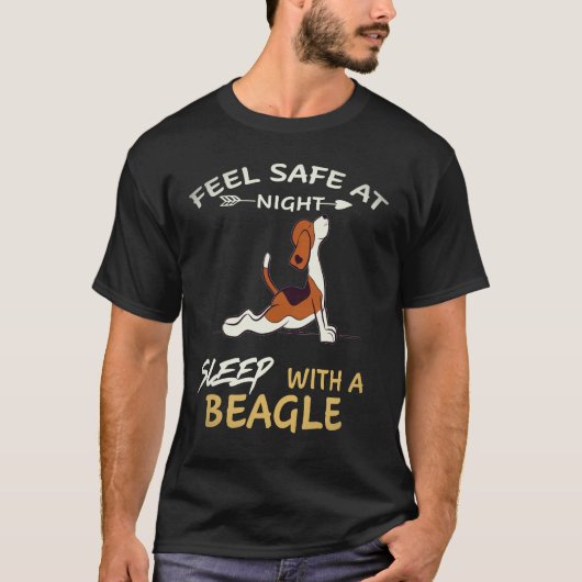 22 夜は安心して眠る ビーグルと一緒に Tシャツ (正面)