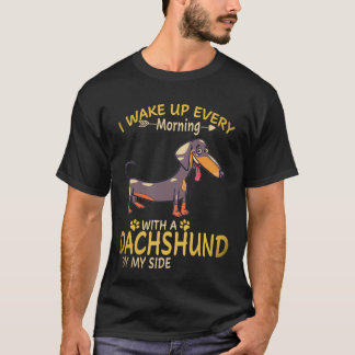 22 私のそばで起きるたびにダックスフントがいます Tシャツ