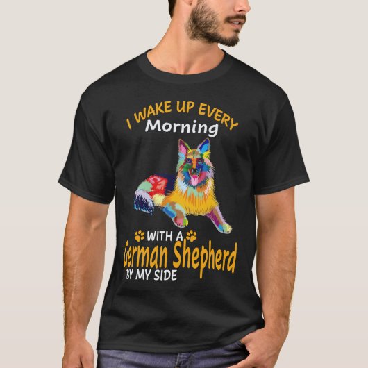 22 私は毎朝ジャーマンシェパードと共に目覚める Tシャツ (正面)
