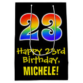 23誕生日:おもしろいはっきりした、カラフルレインボー「23」 ミディアムペーパーバッグ (裏面)