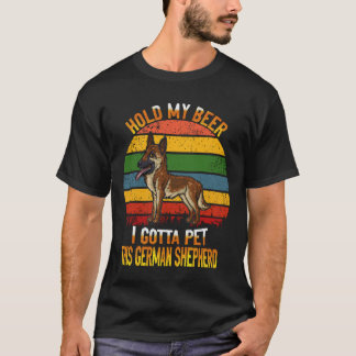23 ビールを取って、このジャーマンシェパードを撫でさせて Tシャツ