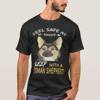 23 夜は安心して眠れる ジャーマンシェパードと一緒に Tシャツ