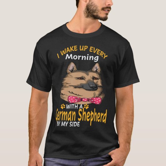 23 朝になるとジャーマンシェパードがいます Tシャツ (正面)