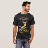 23 私のそばで起きる朝はダックスフントと共に Tシャツ (正面フル)