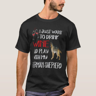 23 私はワインを飲んでジャーマンシェパードと遊びたいだけ Tシャツ