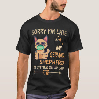 23 遅れてすみません、ジャーマンシェパードが膝の上に乗ってたんです Tシャツ