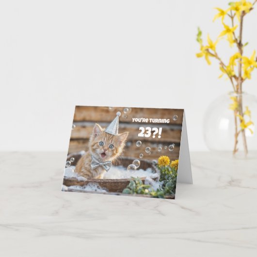 23rdハッピーバースデー かわいいオレンジ色の猫の風呂 カード (黄色い花)