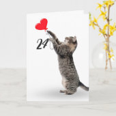 24よくはしゃぐ歳の誕生日カードを持つタビー猫 カード (黄色い花)