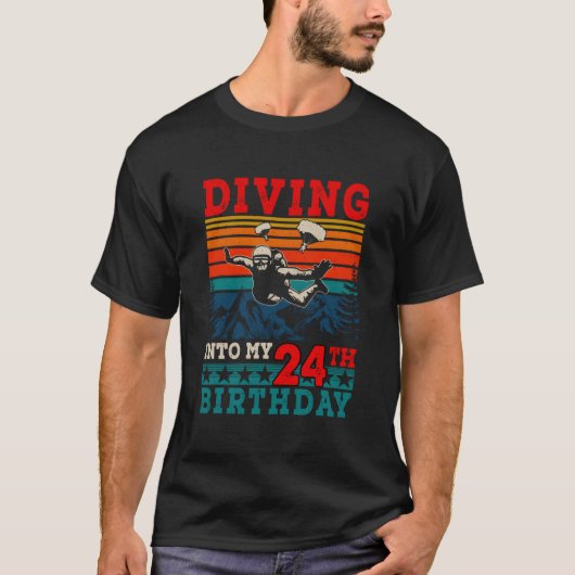 24回目のスカイダイビングへ飛び込む Tシャツ (正面)