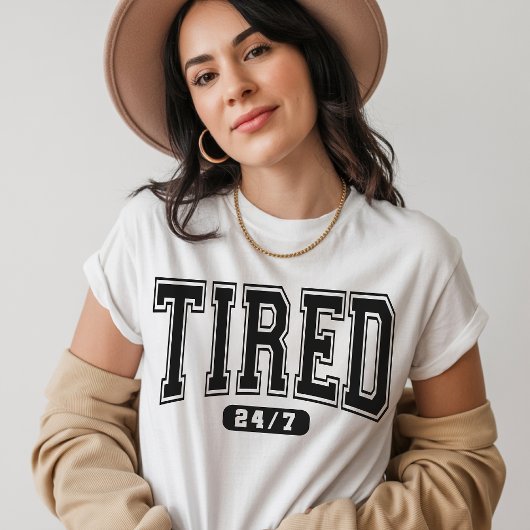 24時間365日疲れてる - 面白い皮肉な名言Tシャツ Tシャツ