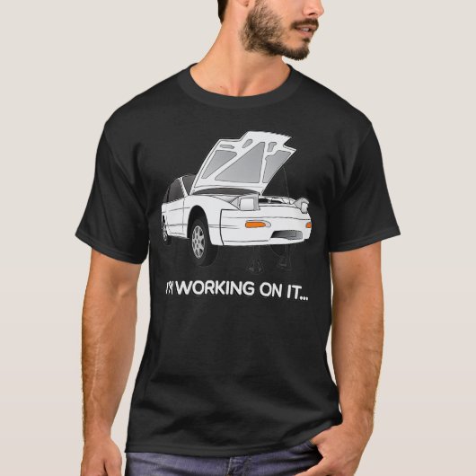 240s S13 Hatch Im Working On It Graphic Tシャツ (正面)