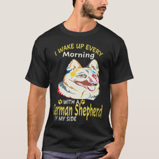 24 ジャーマンシェパードと一緒に朝起きる Tシャツ