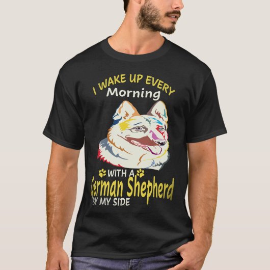 24 ジャーマンシェパードと一緒に朝起きる Tシャツ (正面)