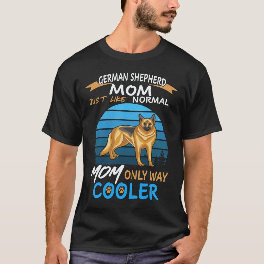 24 ジャーマンシェパードママ 普通のママと一緒 ママはW Tシャツ (正面)