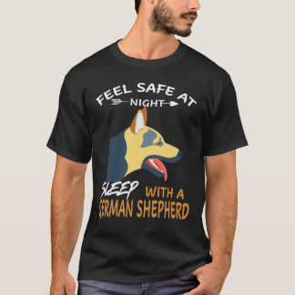 24 夜は安心して眠る ジャーマンシェパードと一緒に Tシャツ