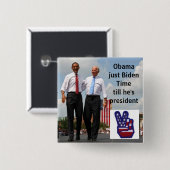 24obama_xlarge1、2423のオバマちょうどバイデン氏の時間チタニウム… 缶バッジ (正面&裏面)