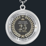 25周年結婚銀グリッターと金ゴールド シルバープレートネックレス<br><div class="desc">白エレガントグリッターと金ゴールド25結婚年の記念と金属銀と黒の背景。カスタマイズ可能な結婚シルバーのテンプレート。</div>
