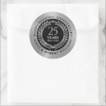 25周年結婚銀ローレルリース ラウンドシール<br><div class="desc">シルバーとブラックのカスタマイズ可能な25thのアニバーサリー結婚テンプレートデザインにシルバーローレルリース。記念日カスタマイズの名前や日付は簡単に取れる。ホワイトダイヤモンドハートアクセント。</div>
