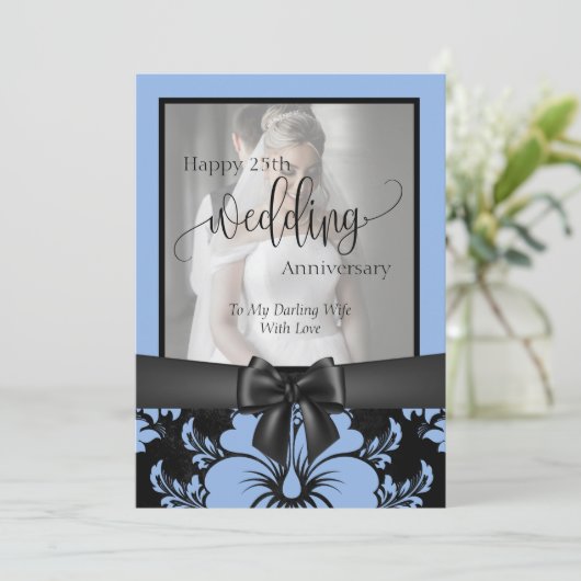 25周年記念の伝統的な写真を幸せに, 25周年記念の伝統的な写真 黒いリボン、青い花柄 オーダーメイ 招待状 (スタンド正面)