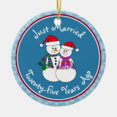 25周年記念ギフトおもしろいスノーカップルのクリスマス セラミックオーナメント (正面)
