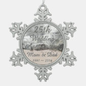 25周年記念シ結婚ックシルバータイポグラフィ スノーフレークピューターオーナメント (正面)