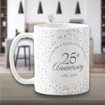 25周年記念結婚シルバーハート コーヒーマグカップ<br><div class="desc">25thアニバーサリーシルバーハート結婚コレクションとコーディネートする。繊細な銀のハート。シックなシルバーレタリングで特別な25年結婚シルバーの記念日の情報でパーソナライズ。Thisisnomeによる設計©</div>