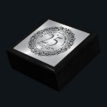 25周年記念結婚贈 ギフトボックス<br><div class="desc">メタリック華美シルバーの背景に黒いフローラレースの円、カスタマイズ可能な銀の結婚記念日。25年祝の幸せな思い出。カスタマイズ可能な黒いタイポグラフィ。ホワイトダイヤモンドハートアクセント。</div>