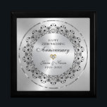25周年記念結婚贈 ギフトボックス<br><div class="desc">このデザイン結婚で25周年を記念しエレガントて、金銀の感触をイメージした黒華美い曼荼羅。白いダイヤモンドを毎時間使用して装飾され、光沢のあるシルバーサークルの内側に黒でカスタマイズ可能な文字。</div>