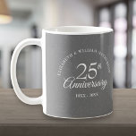 25周年記念結婚銀スターダスト コーヒーマグカップ<br><div class="desc">25周年記念シルバースターダストのコレクションに合わせて設計。繊細な銀の星屑をフィーチャー。シックなシルバーのレタリングで特別な25のシルバーの記念日の情報でパーソナライズ。Thisisnomeによる設計©</div>