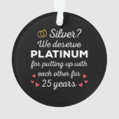 25周年記念結婚I – シルバーおもしろいカップル オーナメント (裏面)