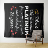 25周年記念結婚I – シルバーおもしろいカップル タペストリー (インサイチュ(横))