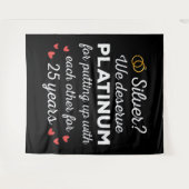 25周年記念結婚I – シルバーおもしろいカップル タペストリー (正面(横))