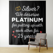 25周年記念結婚I – シルバーおもしろいカップル タペストリー (インサイチュ)