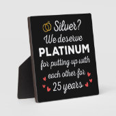 25周年記念結婚I – シルバーおもしろいカップル フォトプラーク (正面)