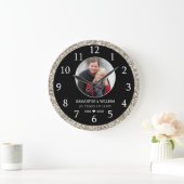 25周年記念 フォト ブラック＆シルバーのグリッター ラージ壁時計 (ホーム)