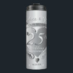 25結婚周年ハート  タンブラー<br><div class="desc">レトロ50年代のスタイルで25周年を迎える25周年を迎える彼女に、3Dハートのエンブレムと名前をドロップシャドーフォントで飾るのは、とても思いやりがある。ご希望のカスタマイズをお知らせください。喜んでお送りしま救済す!</div>
