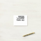 2500おもしろいの算数問題の平方根が50番目に等しい ポストイット (デスク上)
