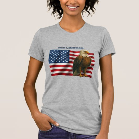 250 Years American Flag with a Bald Eagle URM Tシャツ (正面)