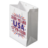 250 Years USA | 1776–2026 Semiquincentennial ミディアムペーパーバッグ (正面アングル)