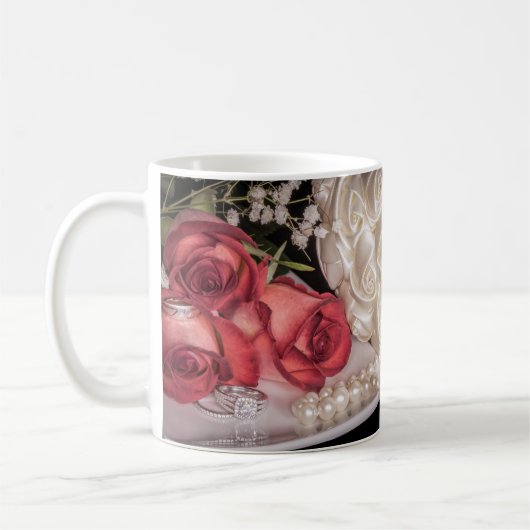 2586-バラと結婚リングや輪、真珠 コーヒーマグカップ (左)