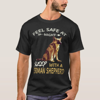 25 夜は安心 ジャーマンシェパードと眠る Tシャツ