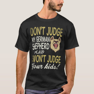 25 私のジャーマンシェパードを判断しないで Tシャツ