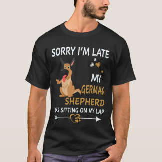 25 遅れてすみません、ジャーマンシェパードが膝の上に乗ってました O Tシャツ